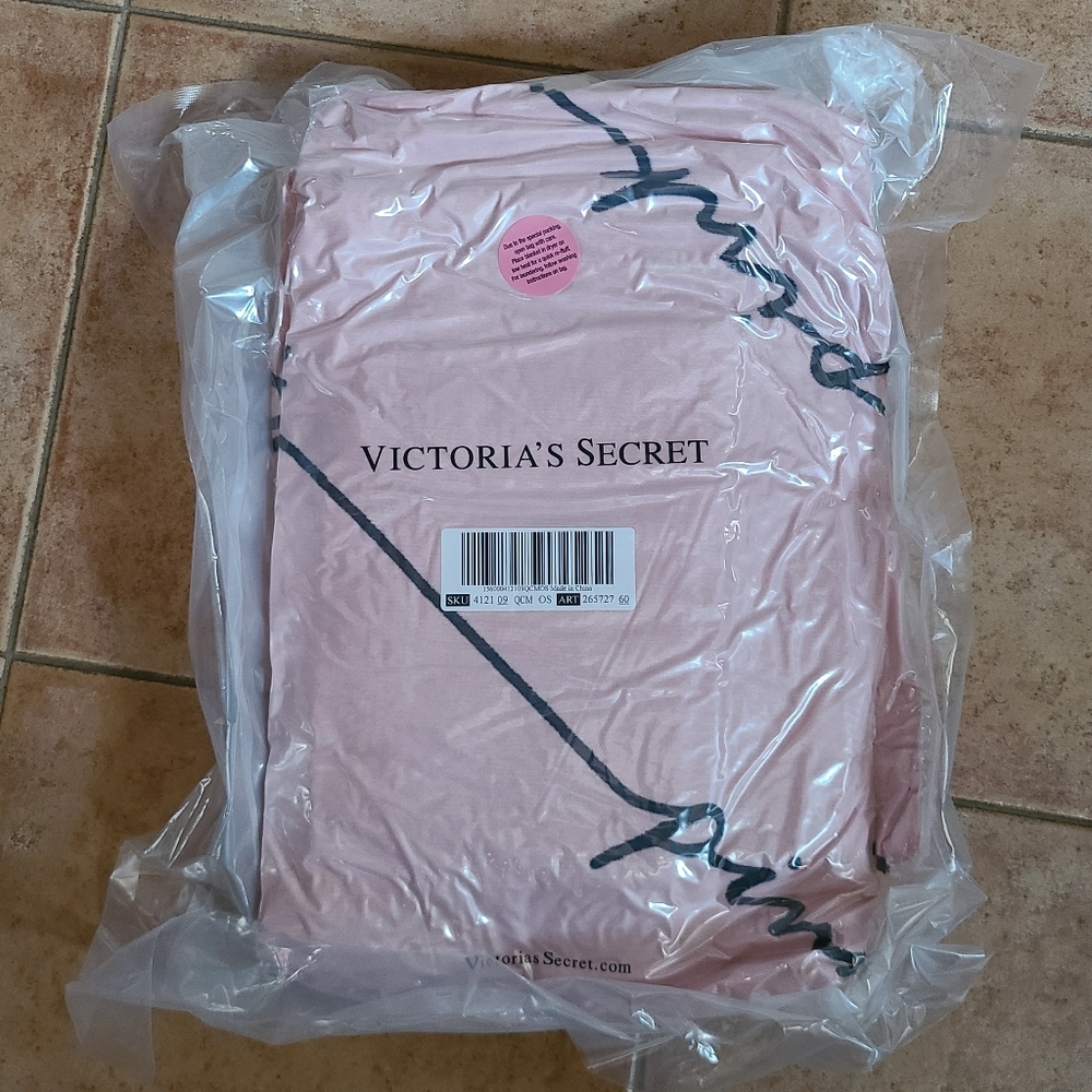 👀50% OFF👀 💕🛏 NWT‼️ PINK by Victoria's Secret Cozy Plush Logo Blanket - Picture 6 of 7